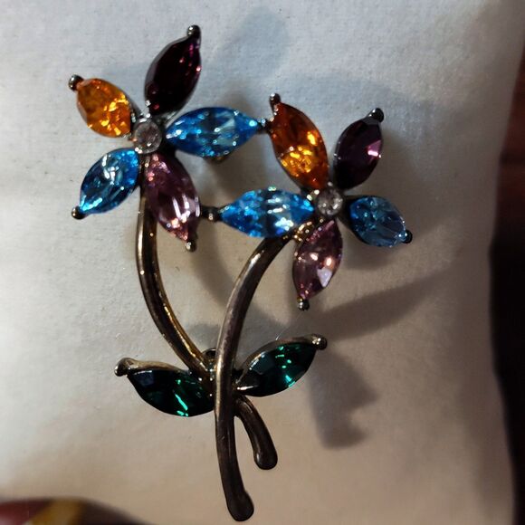 Vintage Monet Signed Floral Brooch Pin Silvertone Vibrant Beautiful Rhinestones - Picture 2 of 9